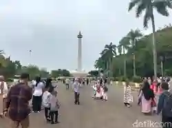 H+2 Lebaran, Meski Sore Hari Monas Masih Ramai dengan Pengunjung